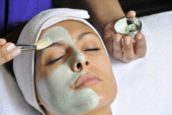Cel mai convenabil mod de a aplica o mască anti-îmbătrânire pe piele este cu o perie. 